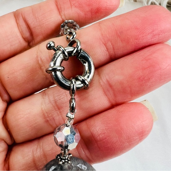 Beautiful Silvertone and gray stones costume necklace - Picture 11 of 11